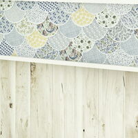 Wandfliesen in der Form von Fischschuppen mit Dekor