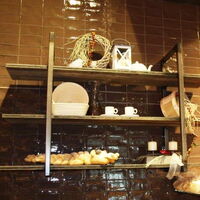 Wandfliesen im Format 7,5x15 cm, in der Farbe Tabaco, in einer Bäckerei