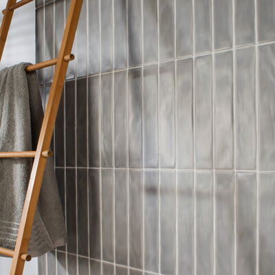 Längliche Wandfliesen in einem edlen Grau, in einem Saunabereich